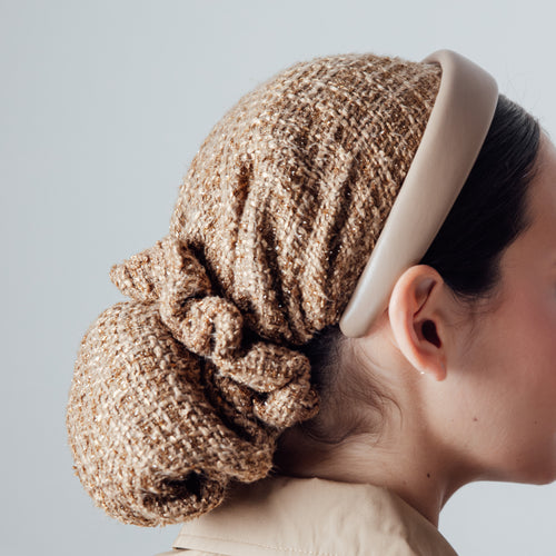 Sandel — serre-tête taupe en cuir vegan et tweed doré, vue arrière de profil