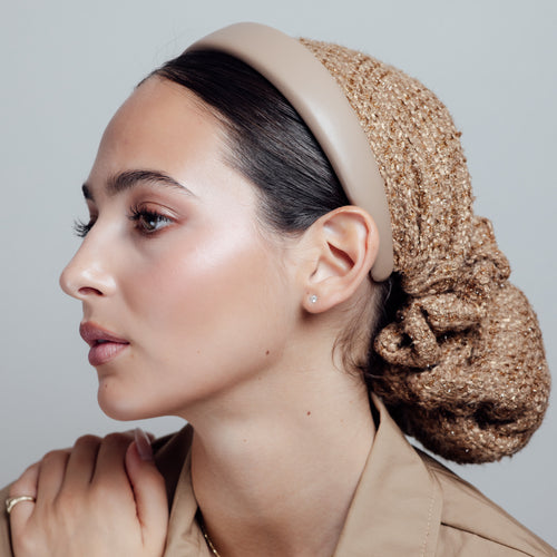 Sandel — serre-tête taupe en cuir vegan associé à un tweed aux reflets dorés, trois-quarts