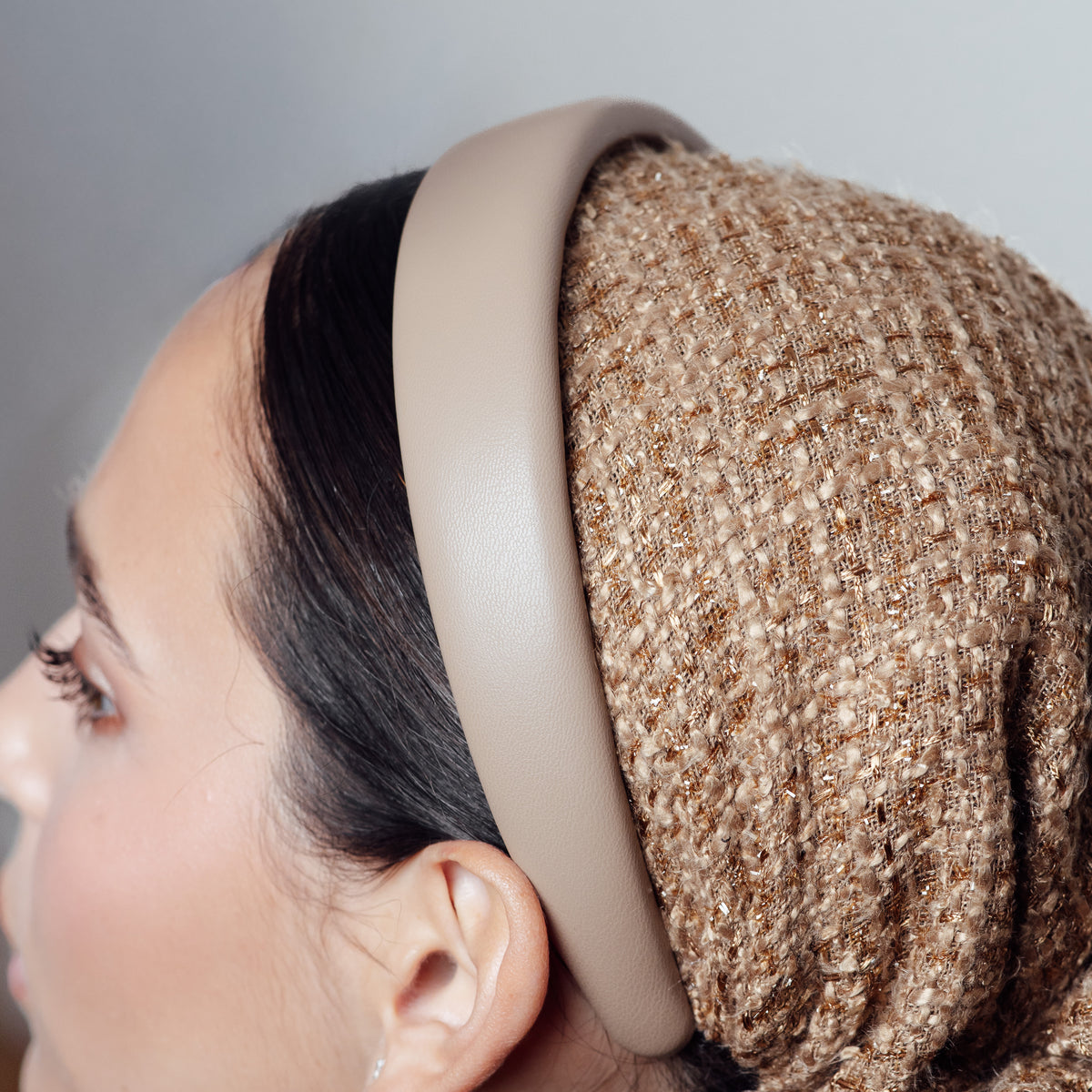 Sandel — trois-quarts, bandeau taupe en cuir vegan bien visible