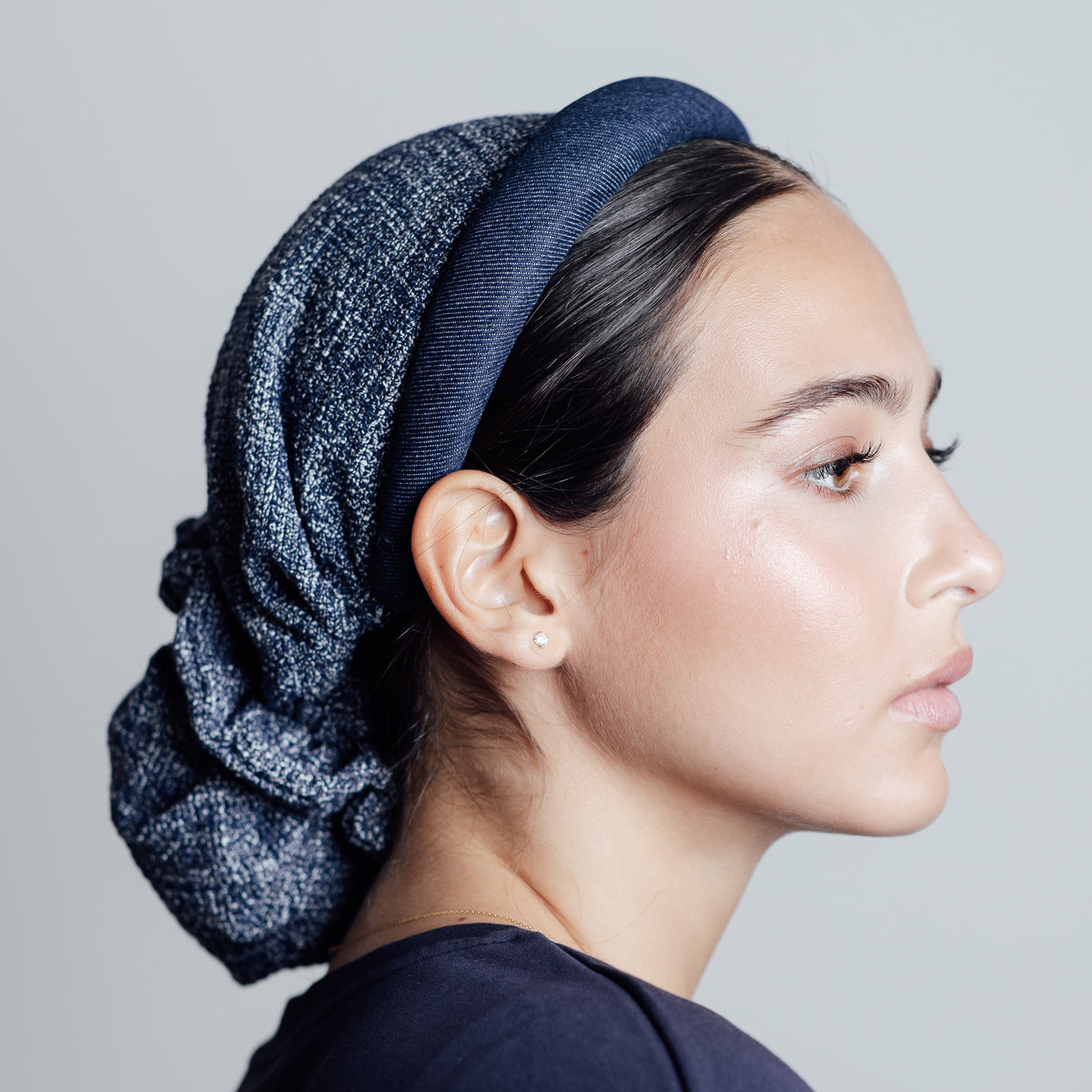 Riviera — serre-tête en denim bleu marine et étoffe texturée, trois-quarts