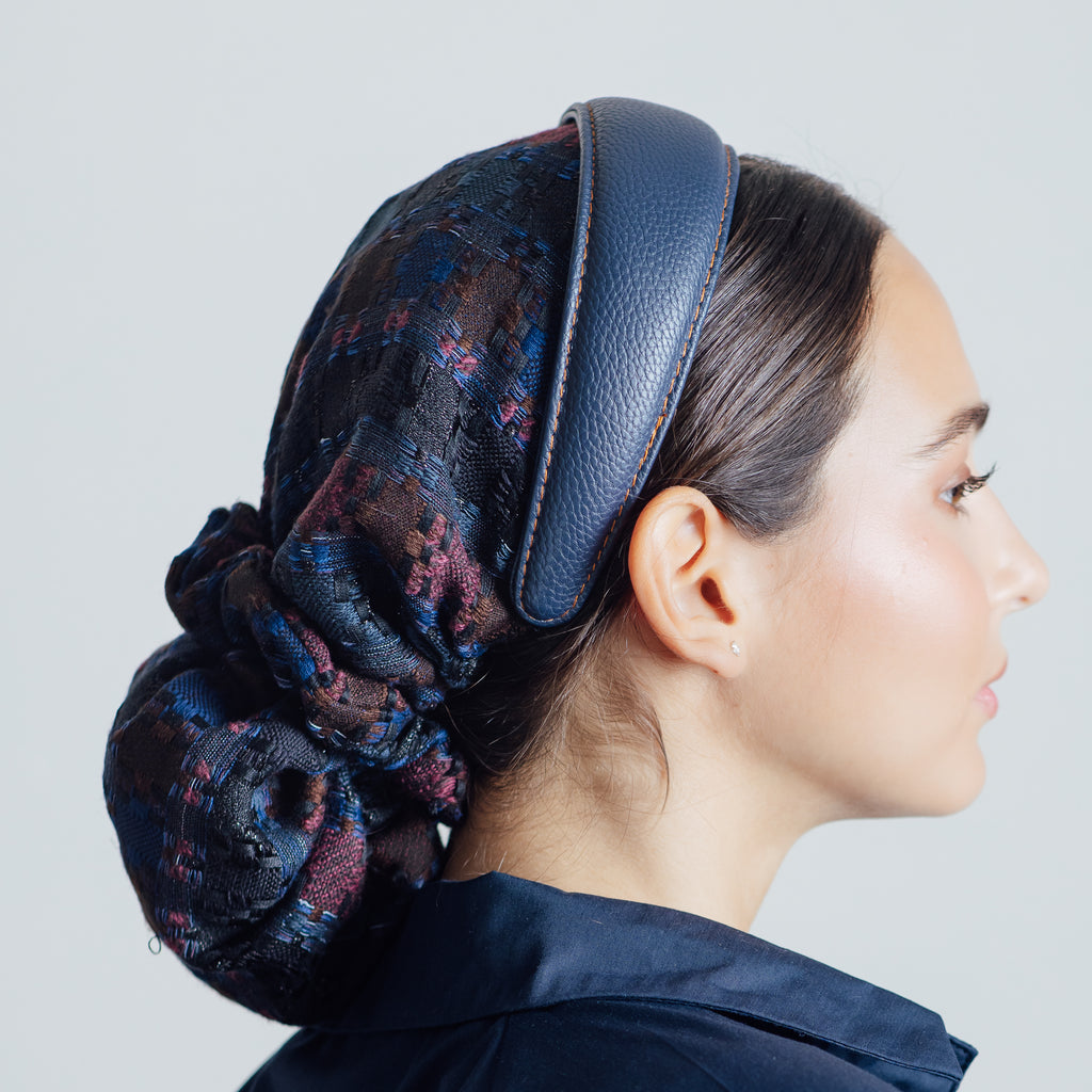 Navydy Bleu — serre-tête large en cuir vegan bleu marine et jacquard, de profil