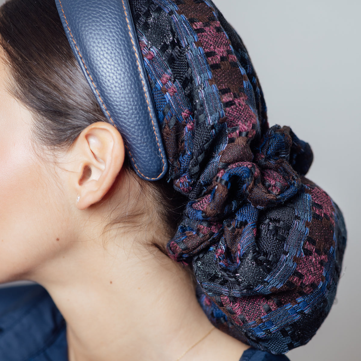 Navydy Bleu — détail du jacquard mêlant bleu, bordeaux et noir