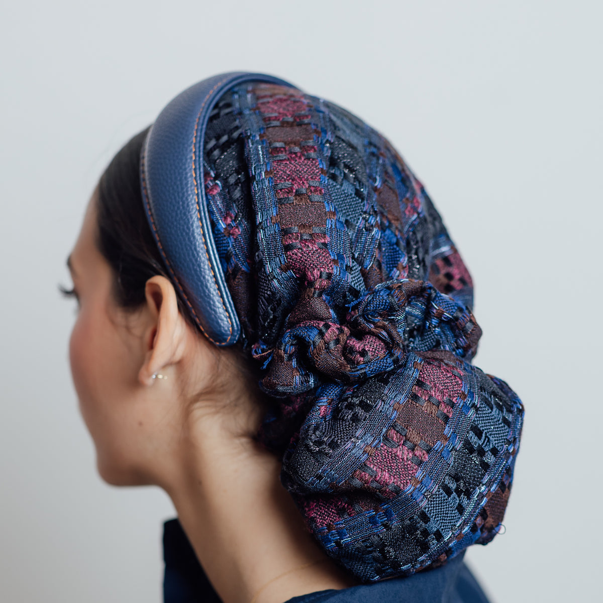 Navydy Bleu — vue arrière, volume du jacquard texturé