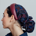 Navydy Bordeaux — serre-tête large en cuir vegan bordeaux et jacquard, de profil