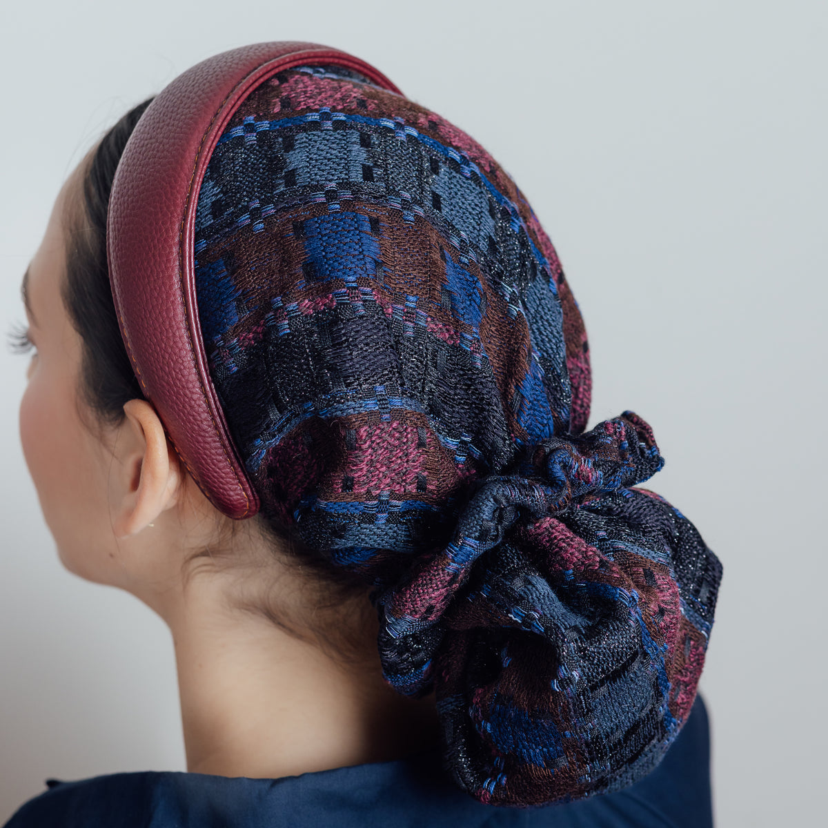 Navydy Bordeaux — détail rapproché du bandeau en cuir vegan bordeaux