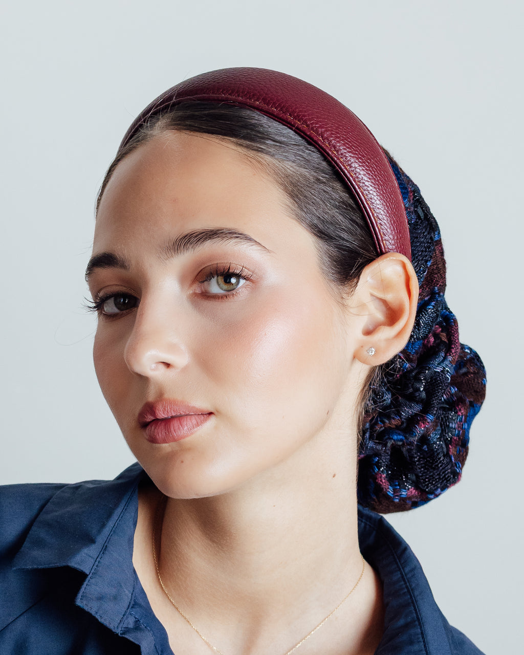 Navydy Bordeaux — de face, le bandeau bordeaux encadrant le visage