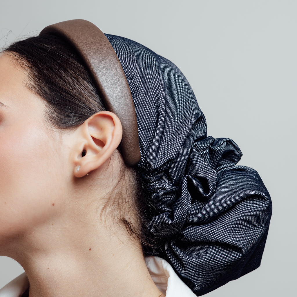 Gina — profil, contraste du bandeau chocolat et du tissu denim