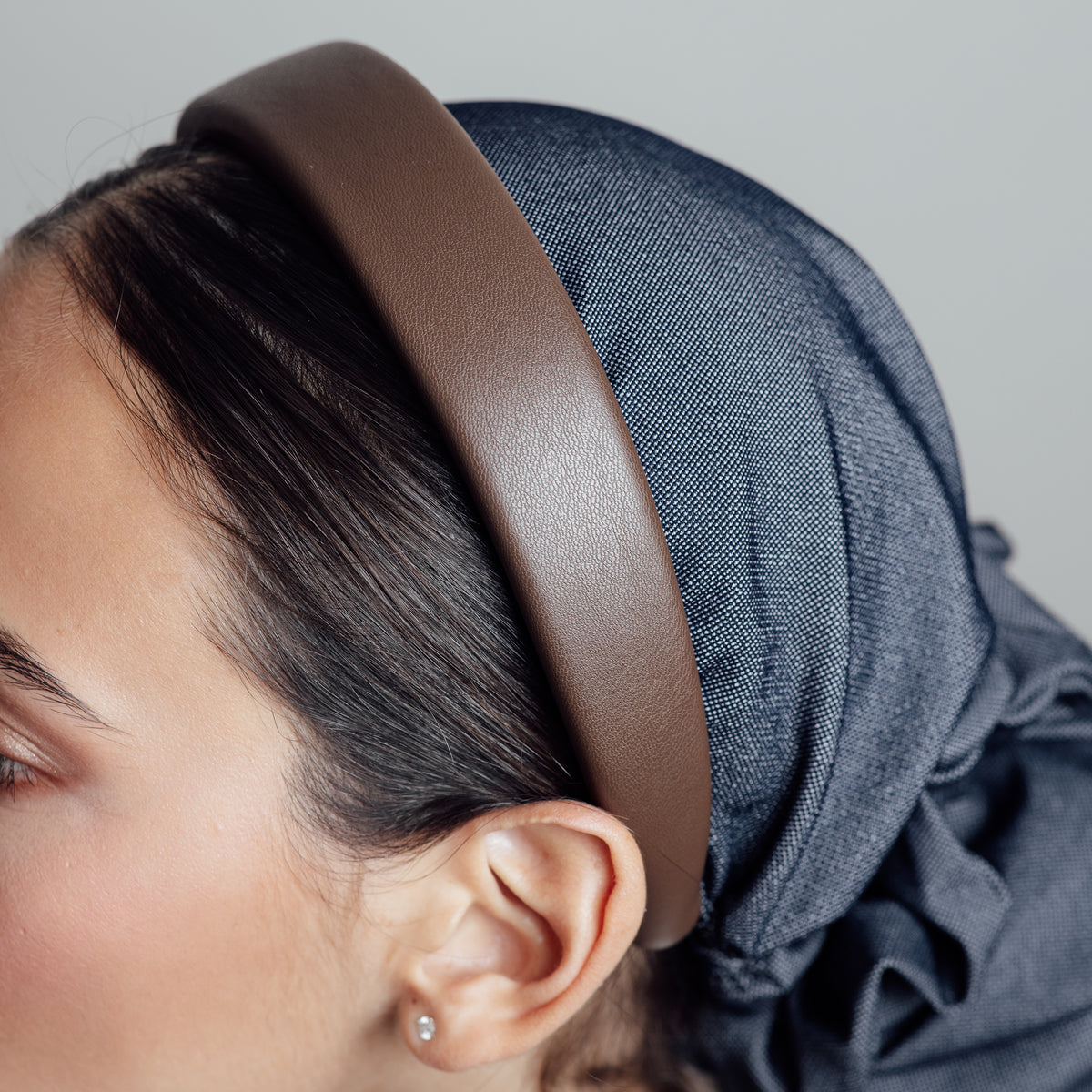 Gina — profil, la couverture en denim stretch retombant sur la nuque