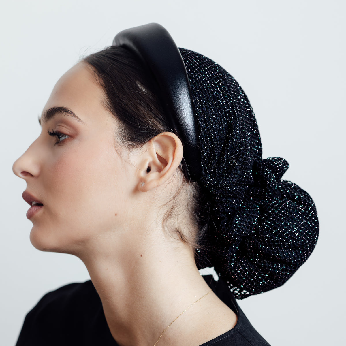 Scintilla — trois-quarts, bandeau en cuir vegan noir et volume de la maille