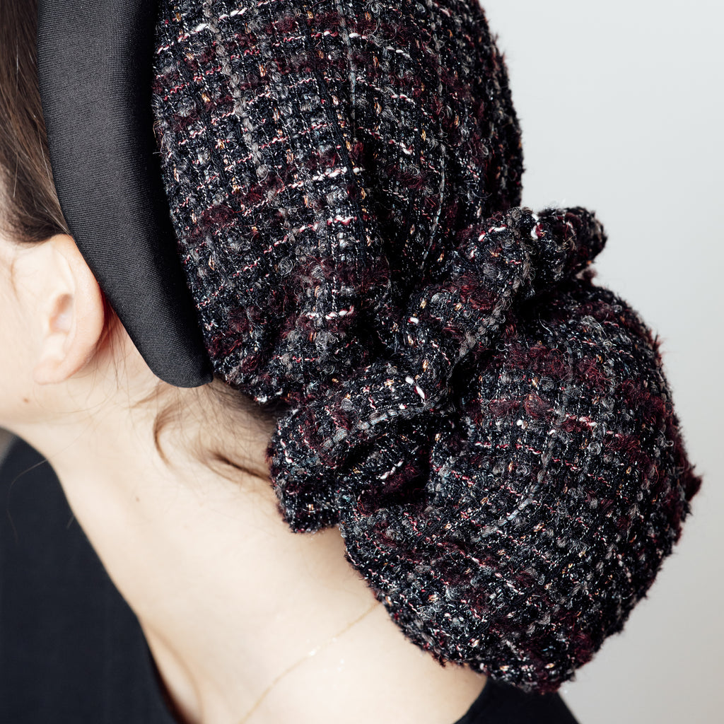 Blackundy — vue arrière, volume du tweed sur la nuque