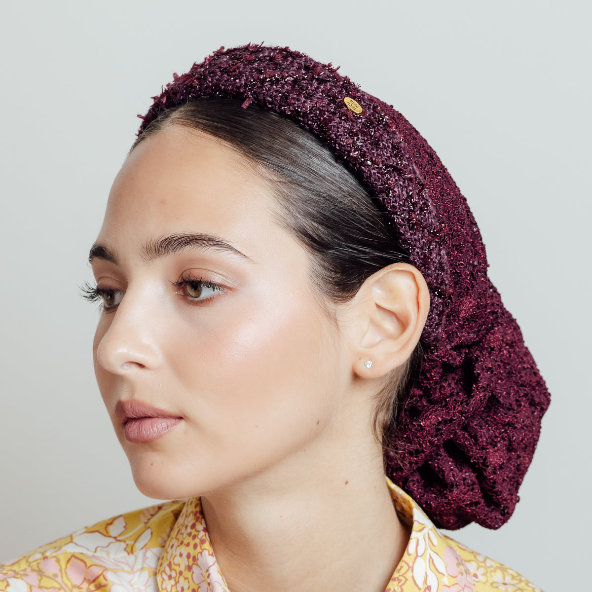 Grenelle — serre-tête en tweed bordeaux et dentelle, porté de profil