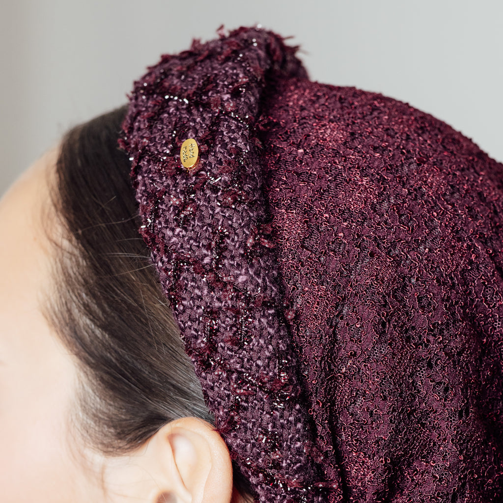 Grenelle — détail rapproché du tweed bordeaux et de la dentelle