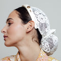 Bridal — serre-tête fin blanc satiné et dentelle, porté de profil